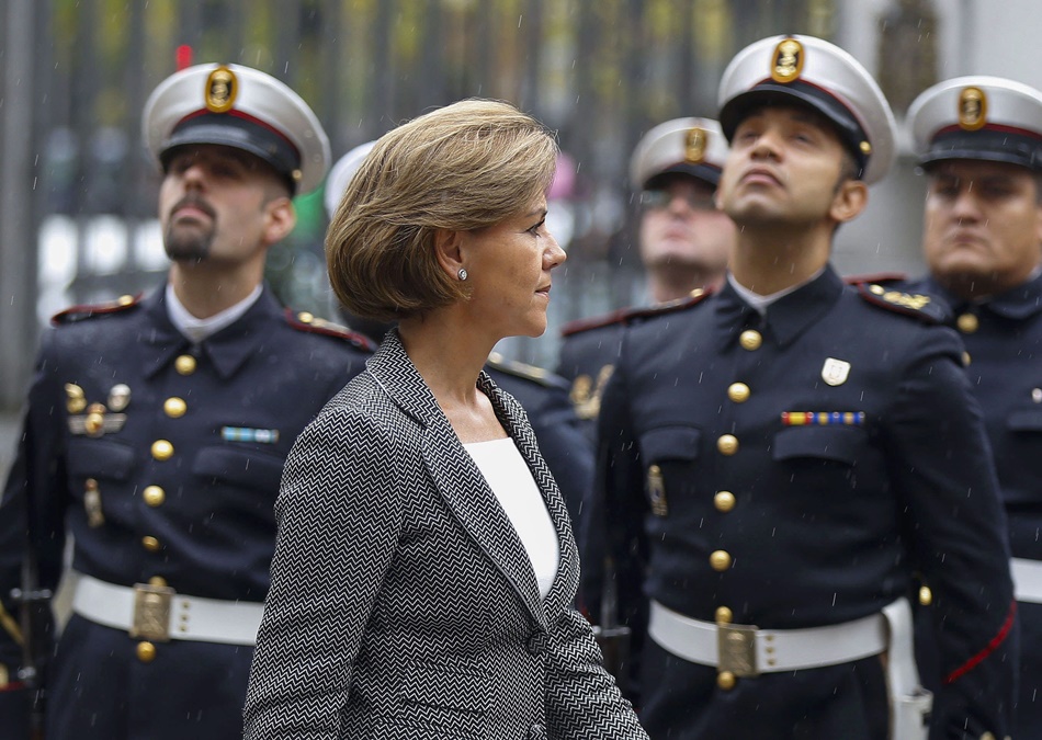 Cospedal pasando revista el viernes a las tropas que le rindieron honores durante su toma de posesión. 