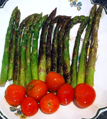 Espárragos a la plancha con tomates cherry y fideua mixta con berberechos 