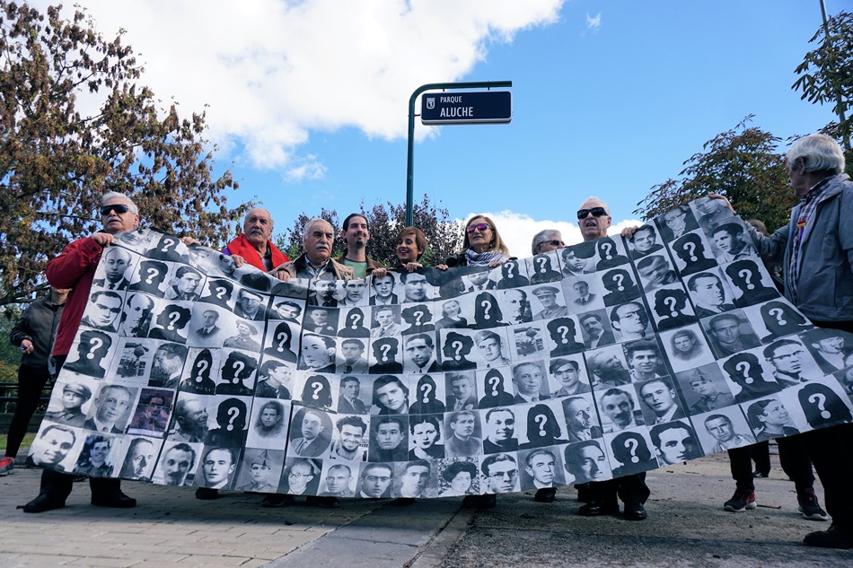 Imagen de un grupo de familiares de represaliados con sus fotos delante del parque al que se ha retirado el nombre de Arias Navarro.