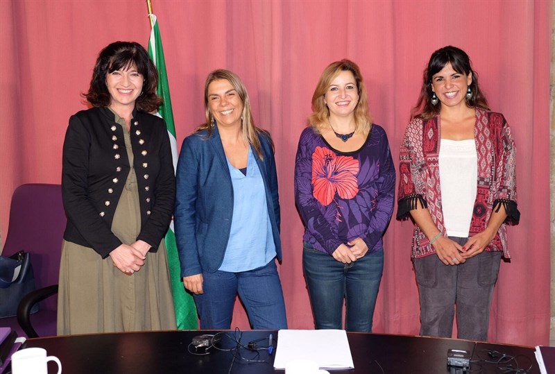 De izquierda a derecha, Pilar González (moderadora) con las candidatas Begoña Gutiérrez, Carmen Lizárraga y Teresa Rodríguez.