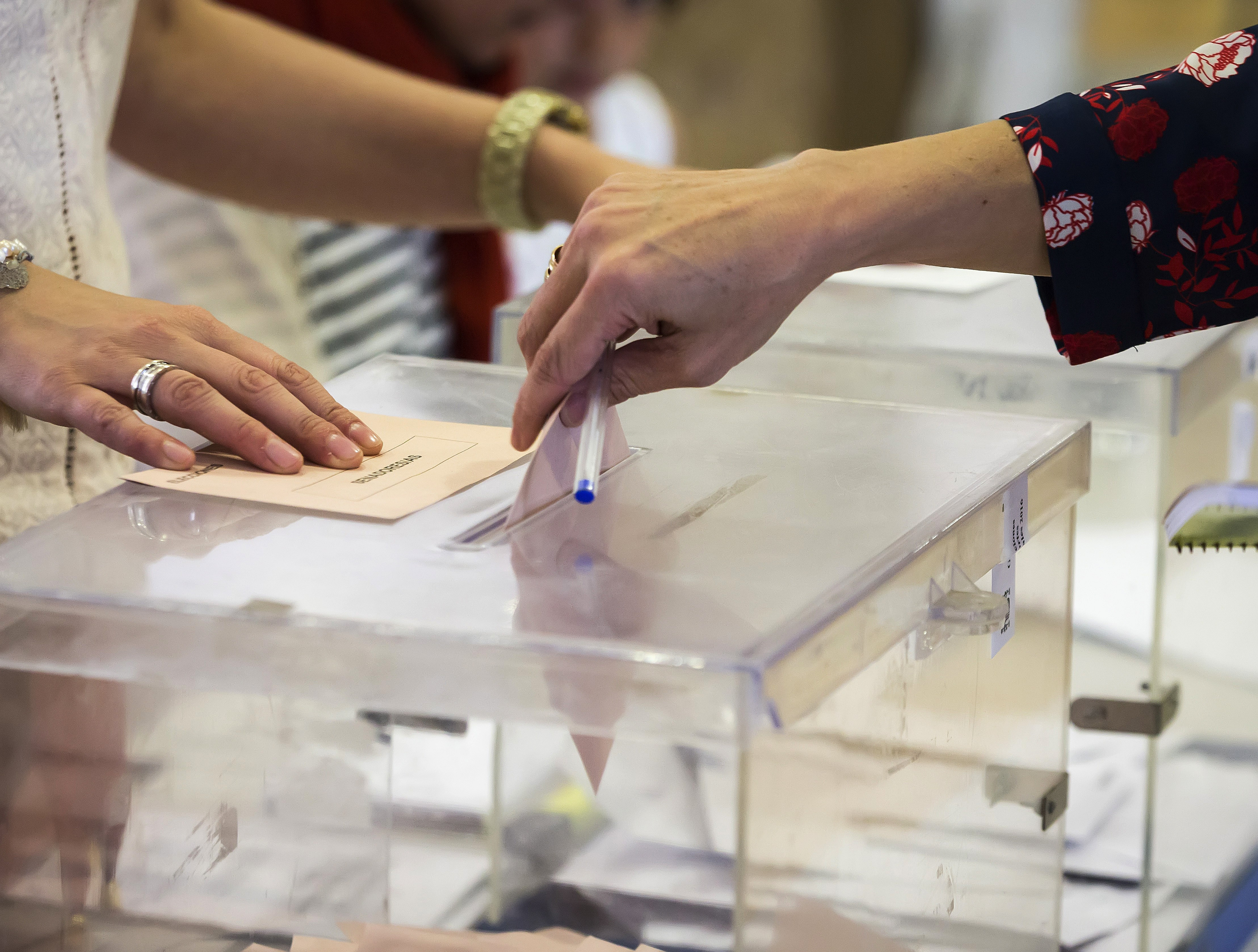 Imagen de archivo de una persona depositando su voto en una urna. EFE
