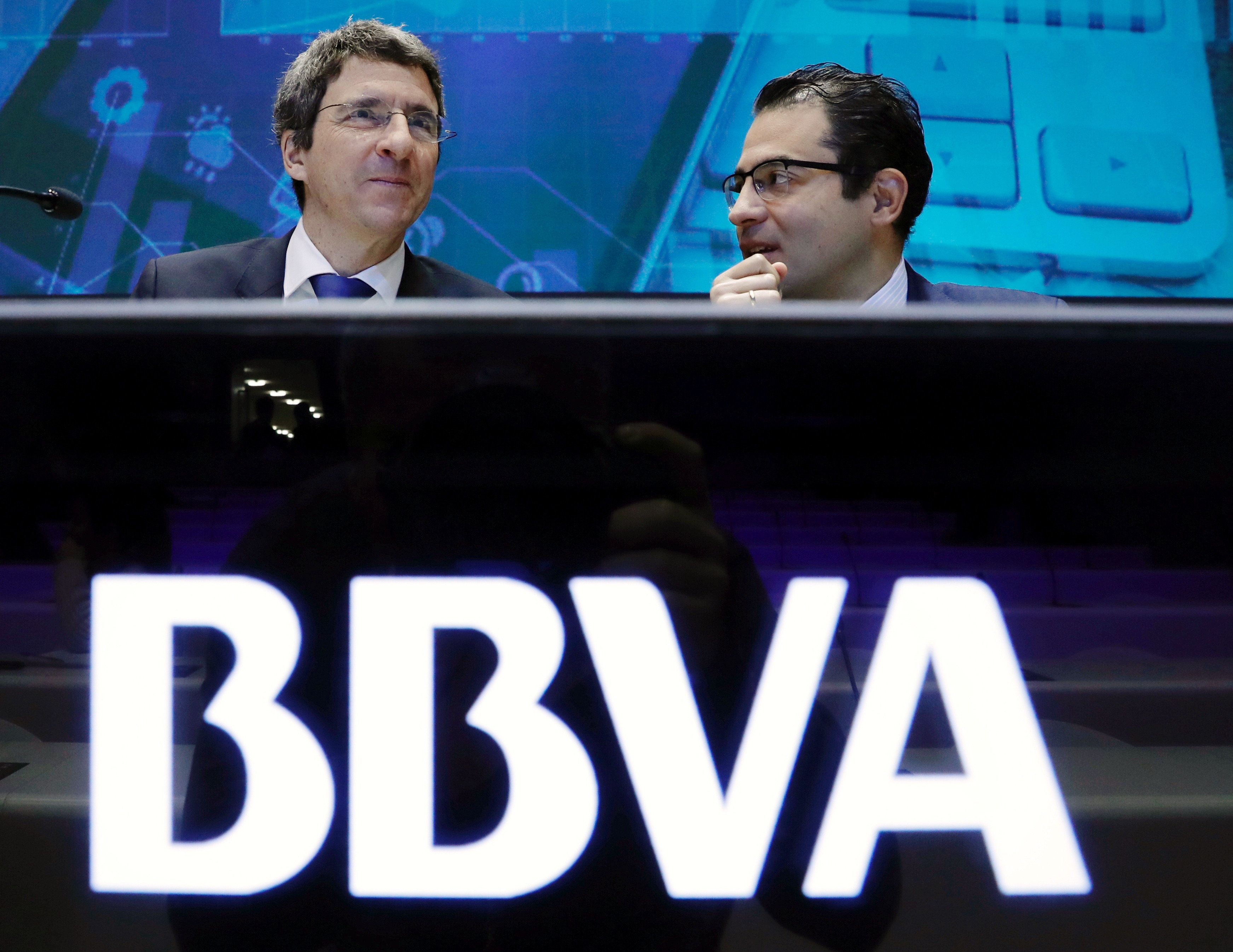 El economista jefe del BBVA, Jorge Sicilia (i), junto al economista jefe para España, Miguel Cardoso (d), durante la presentación del informe del BBVA Research "Situación España".