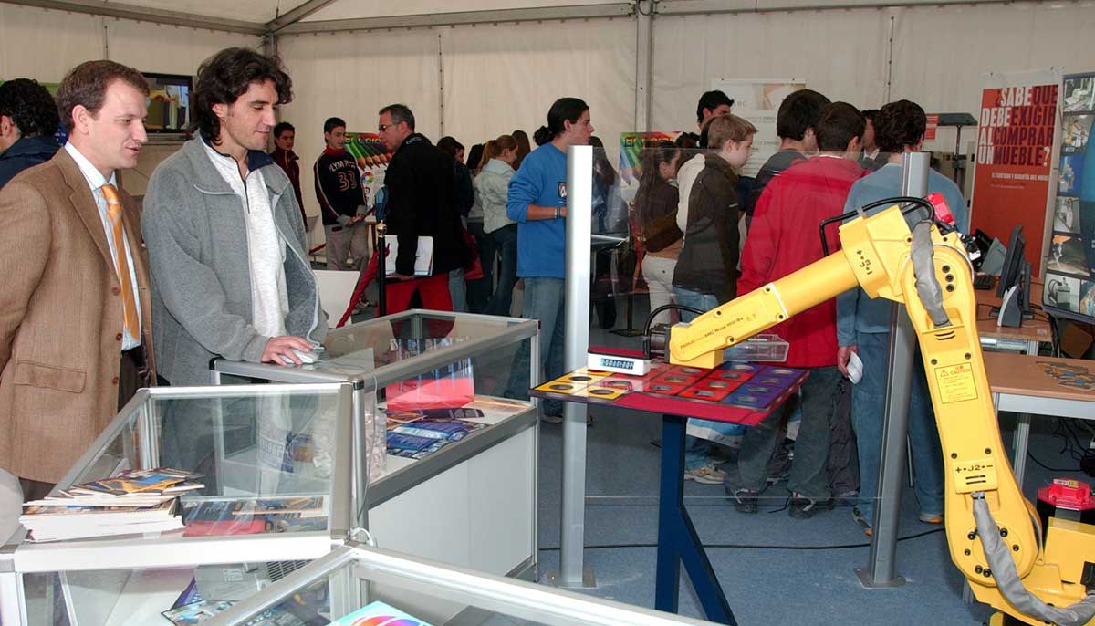 Un joven juega a las tres en raya contra un robot de un Centro Tecnológico durante la feria de la V Semana de la Ciencia y la Tecnología 2005 (SCYT).