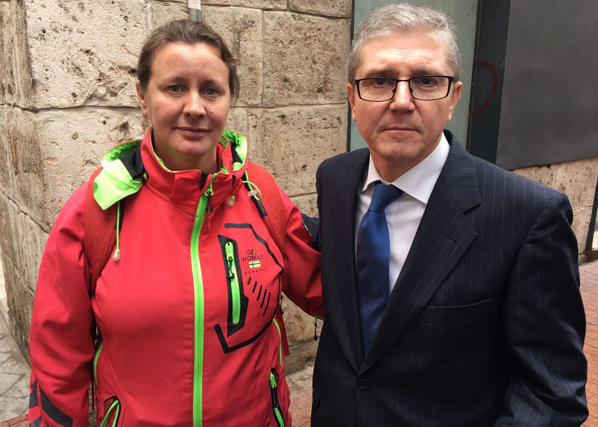 La guardia civil Alicia Sánchez, junto al asesor jurídico de AUGC