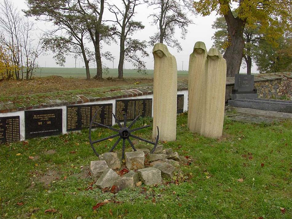 Monumento cercano a la granja de cerdos en el campo de concentración de Lety (República Checa)