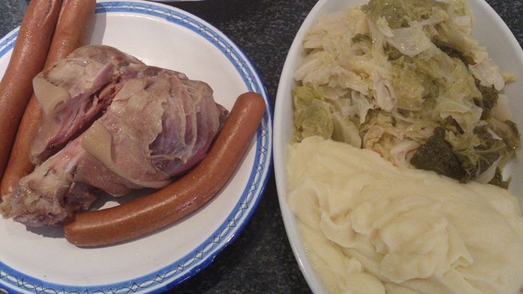 Codillo fresco con garbanzos y verdura y tabla de quesos
