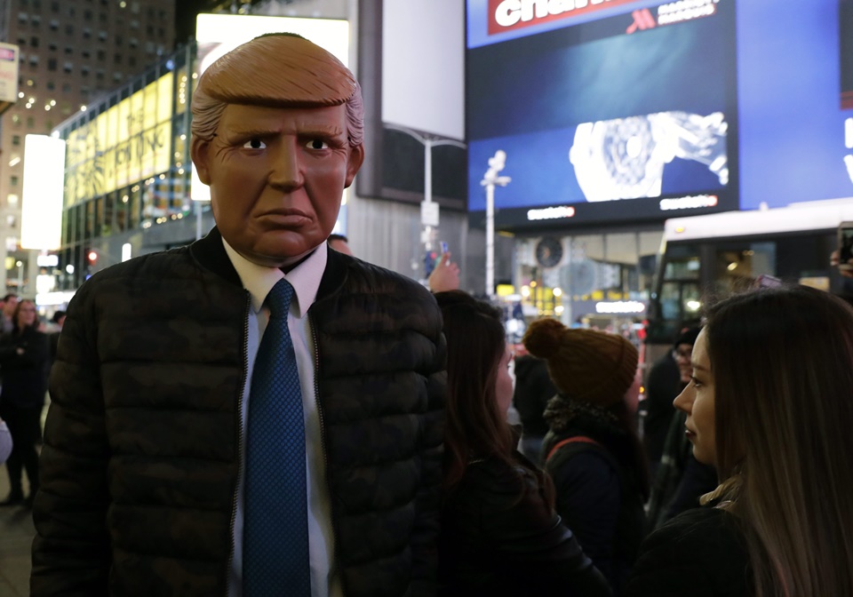 Imagen de un hombre disfrazado de Donald Trump en Times Square. 