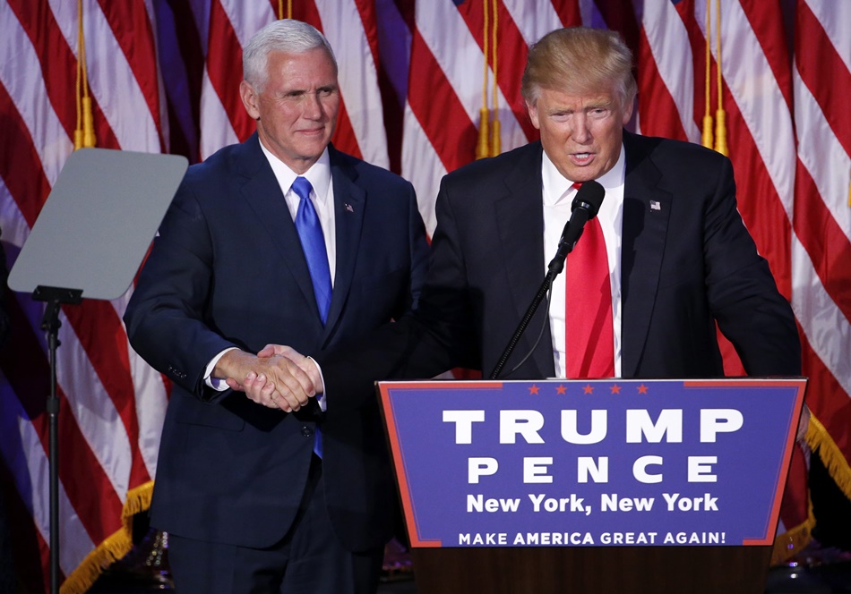 Trump junto a su vicepresidente durante el discurso en el que 'aceptó' la victoria. 