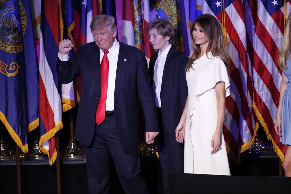 Momento en que Trump sube al escenario acompañado por su familia para pronunciar su discurso. 