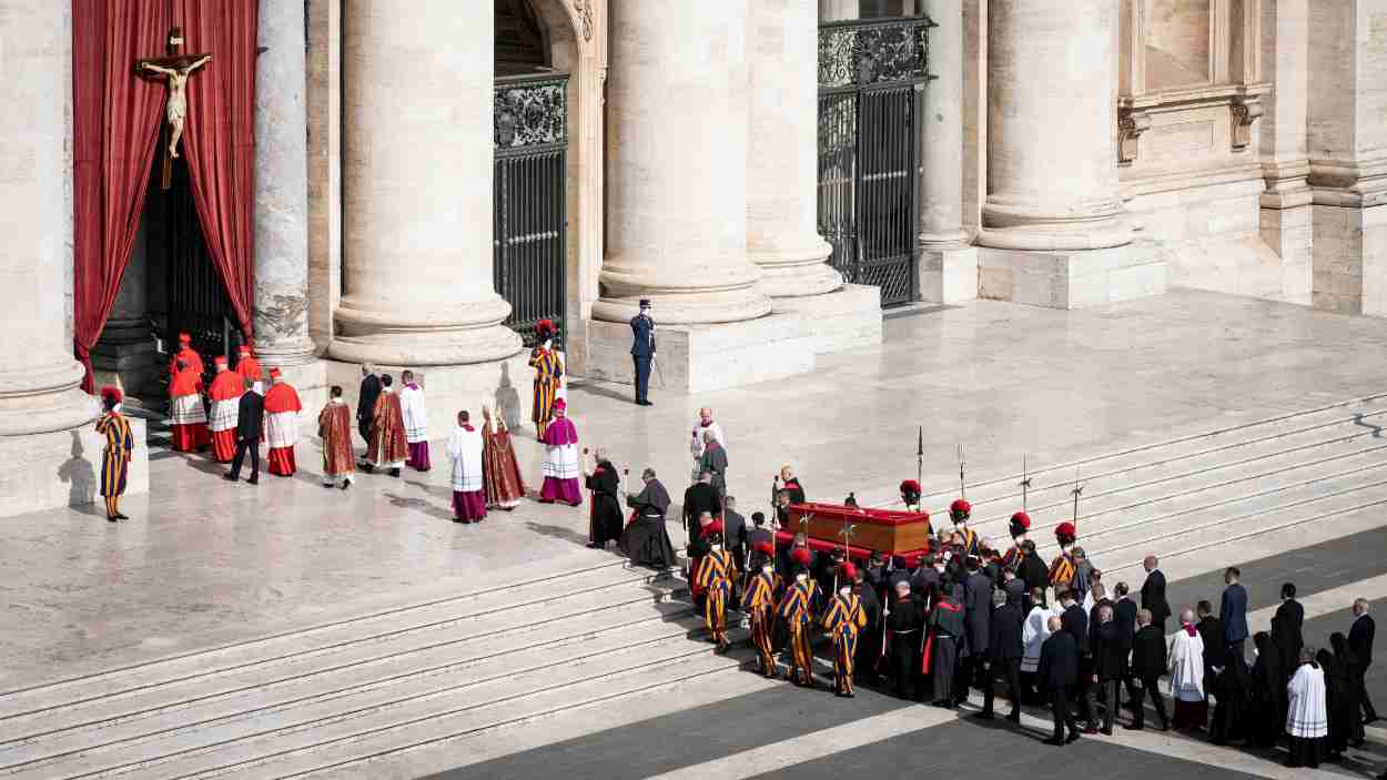 El papa Francisco fallece y se inicia el proceso para un nuevo pontificado