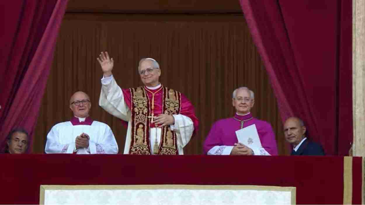 El nuevo papa León XIV sale al balcón de El Vaticano tras la fumata blanca