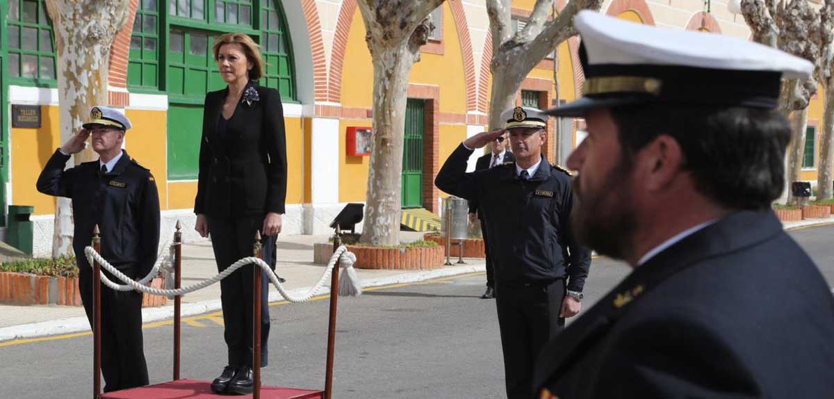 María Dolores de Cospedal pasa revista a la flotilla de submarino de Cartagena. TWITTER