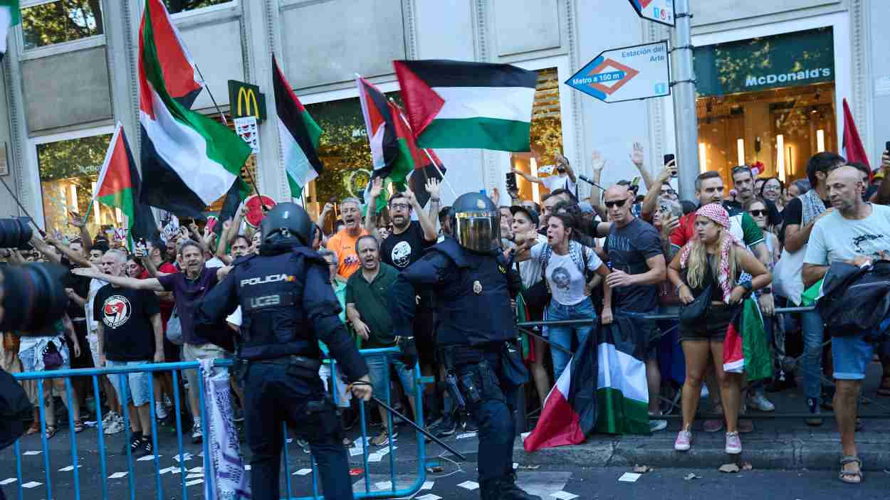 Una de las protestas pro Palestina en la etapa de la Vuelta Ciclista en Madrid