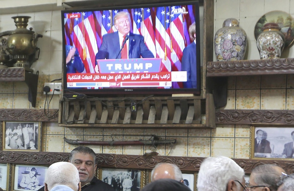 Imagen de ciudadanos iraquíes siguiendo por televisión este martes en un café de Bagdad la victoria de Trump. 