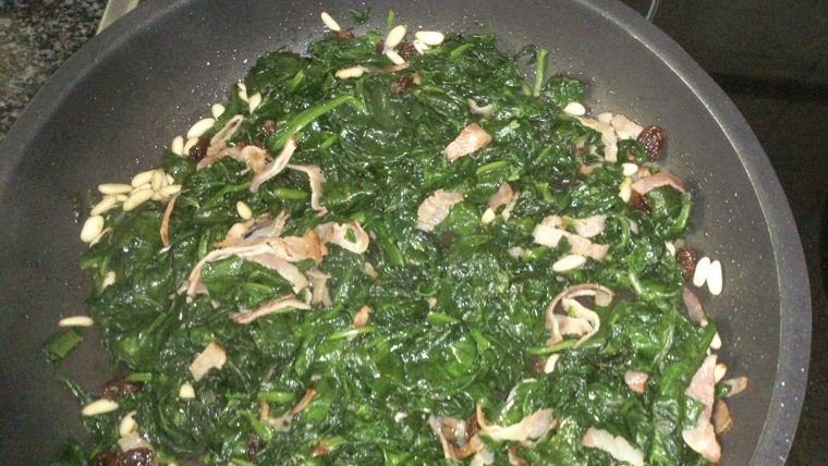 Espinacas a la catalana y atún con pimientos y salsa de toamte