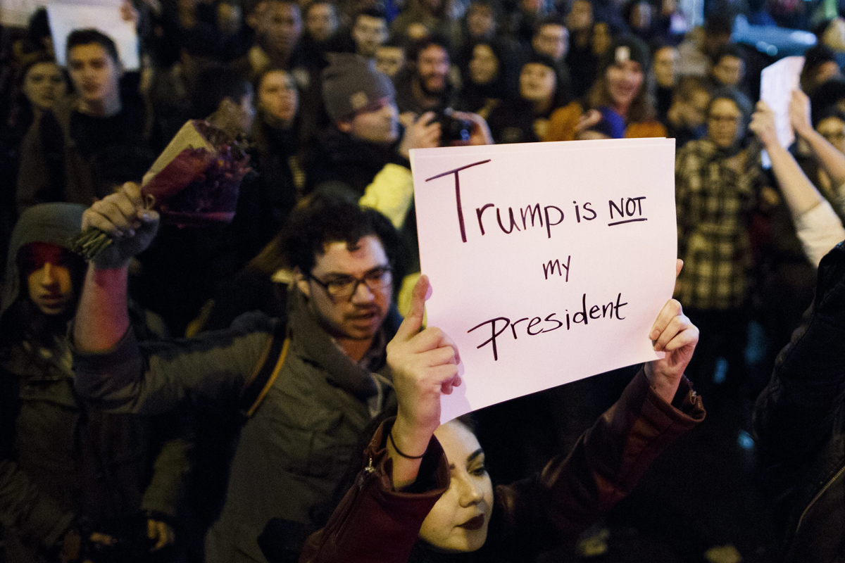 Ciudadanos protestan contra el resultado electoral que dió a Donald Trump, el candidato republicano, como presidente de Estados Unidos en Nueva York (Estados Unidos). EFE