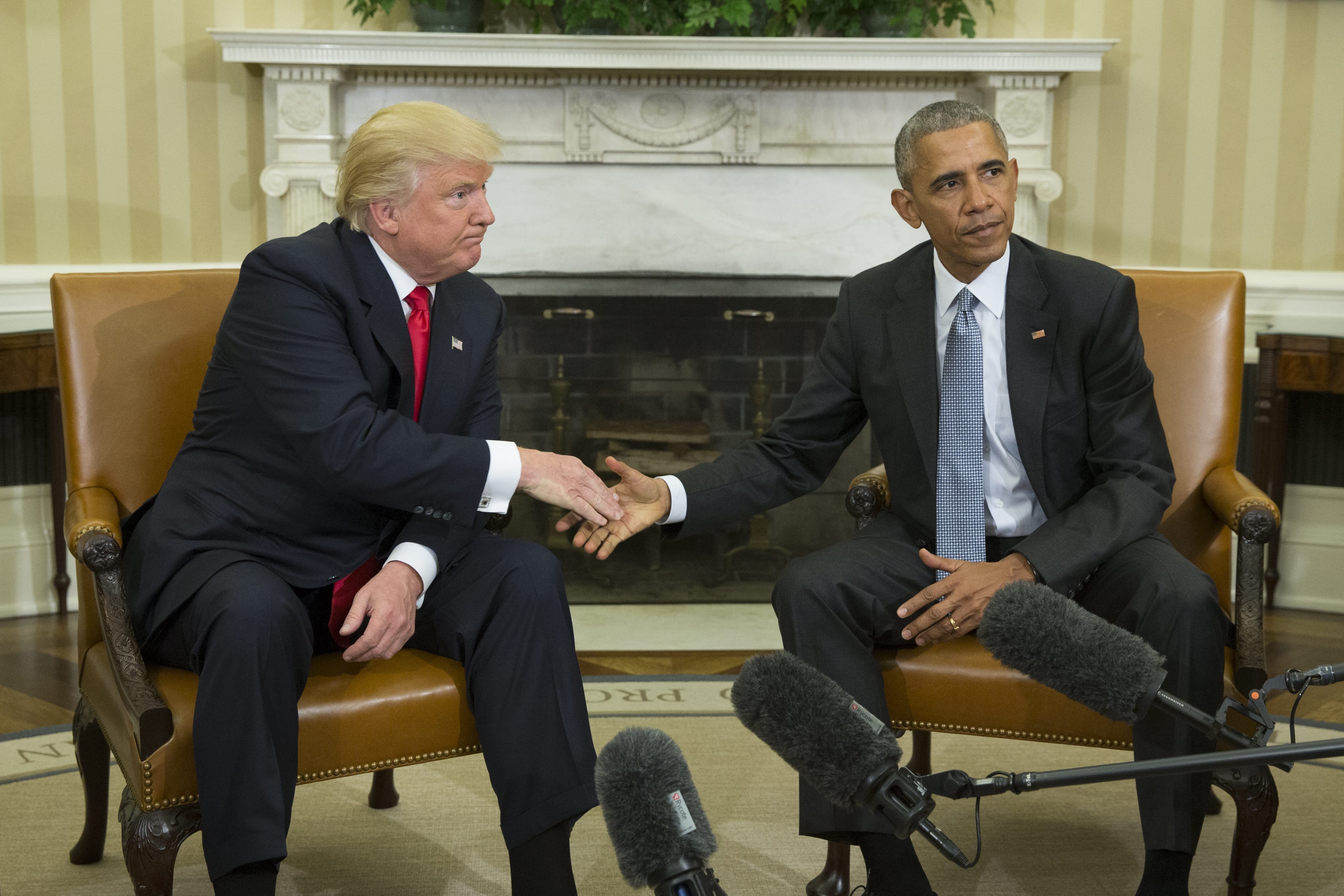 El presidente de los EEUU, Barack Obama, salundando al presidente electo Donald Trump durante su primer encuentro. 