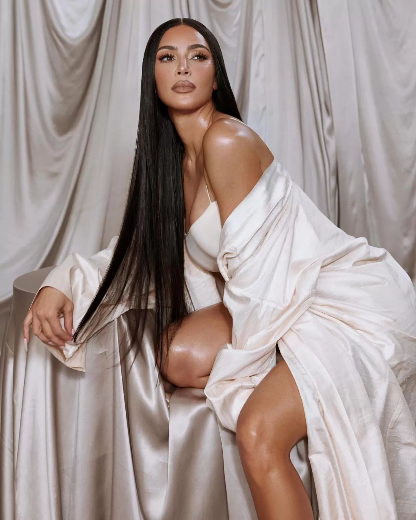 Kim Kardashian-cover-24325.webp