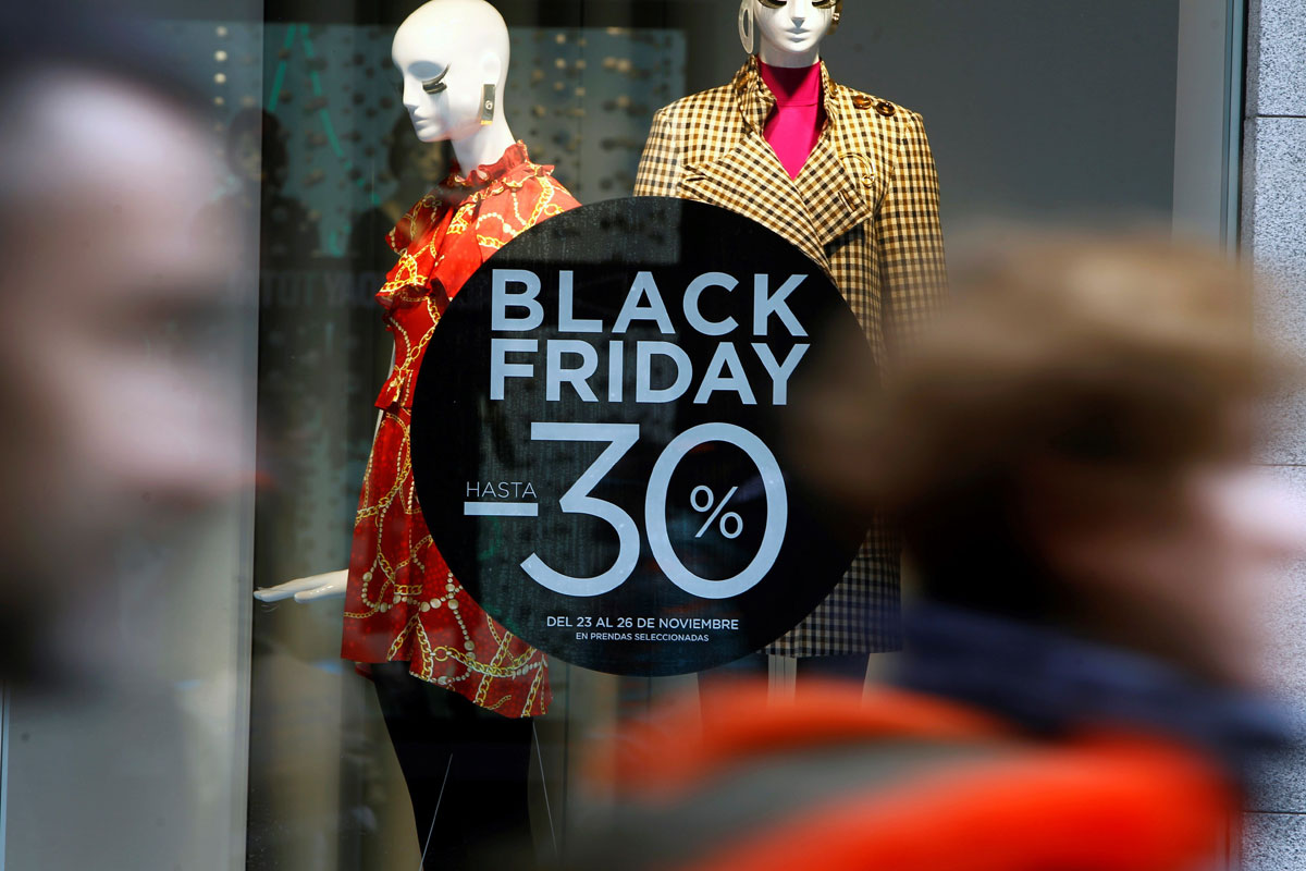 Comercios de Madrid con reclamos publicitarios sobre el 'Black Friday'
