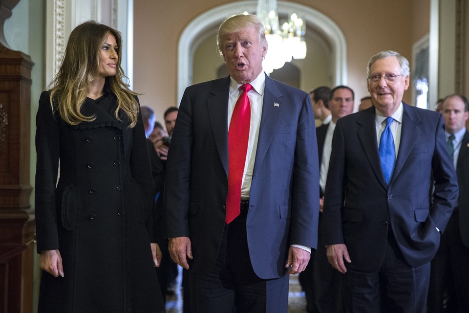 Imagen de Melania Trump con su marido tras su visita a la Casa Blanca. 