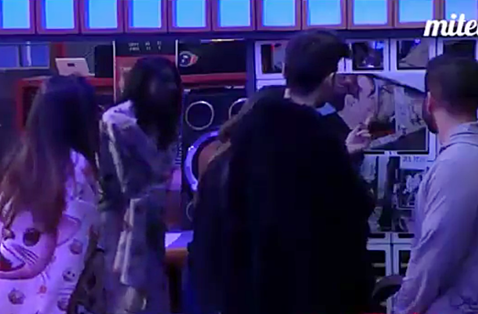 Momento en que los concursantes de GH 17 observan 'El Beso'.