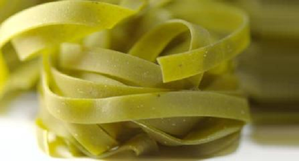 Tallarines al aceite de oliva y merluza en salsa verde