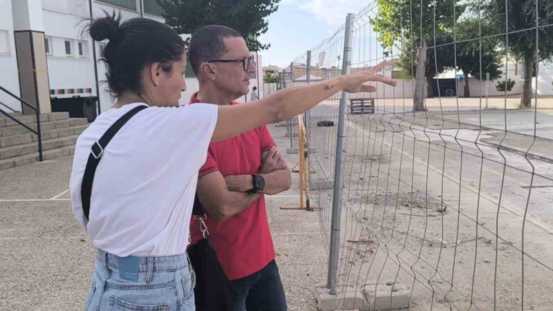 Concejales del PSOE de Los Molares viendo una obra