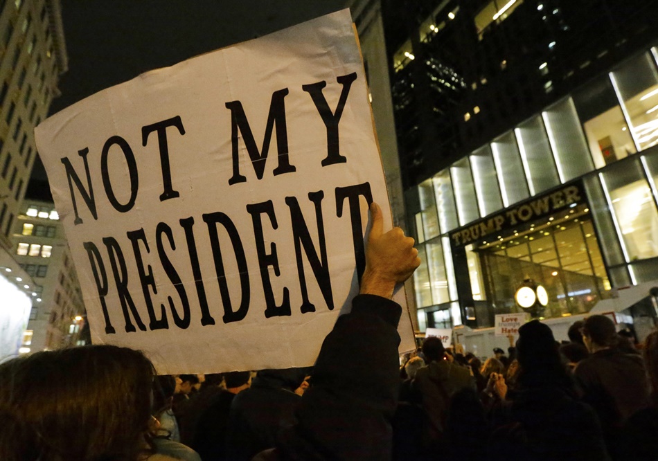 Ciudadanos de EEUU protestando este sábado por la elección de Donald Trump.