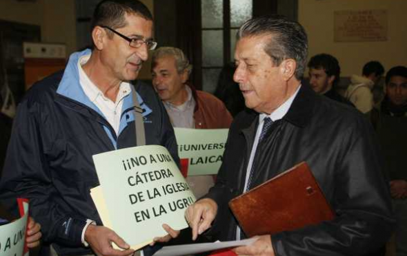 Protesta de Granada Laica contra la Cátedra de Teología, en presencia de ex director general de la Unesco Federico Mayor Zaragoza.