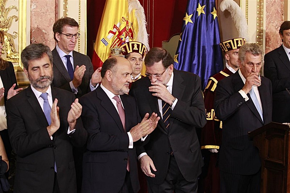 Mariano Rajoy susurra al presidente del Tribunal Constitucional.