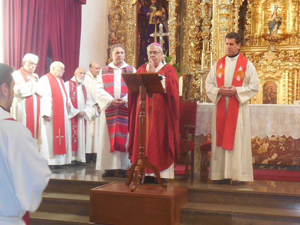 El arzobispo de Granada en la iglesia de la Encarnación, en Lanjarón, donde se presentó la obra.