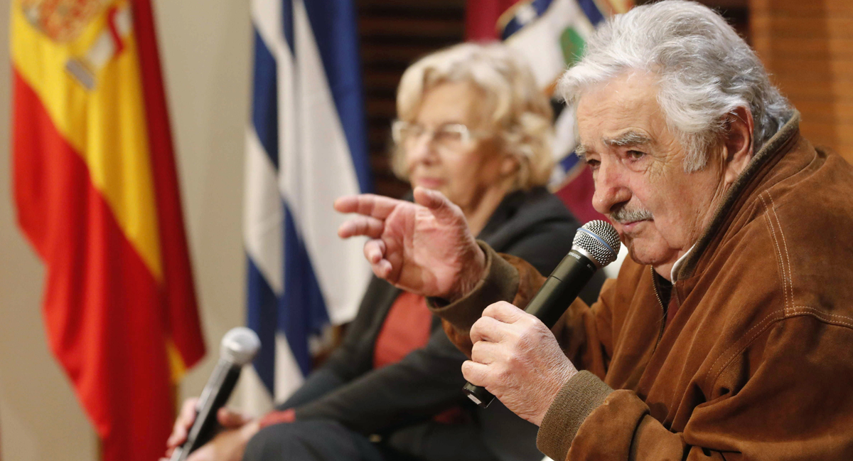 El expresidente de Uruguay, José Mujica, y la alcaldesa de Madrid, Manuela Carmena, durante la conferencia de prensa que han ofrecido hoy en el Palacio de Cibeles. 