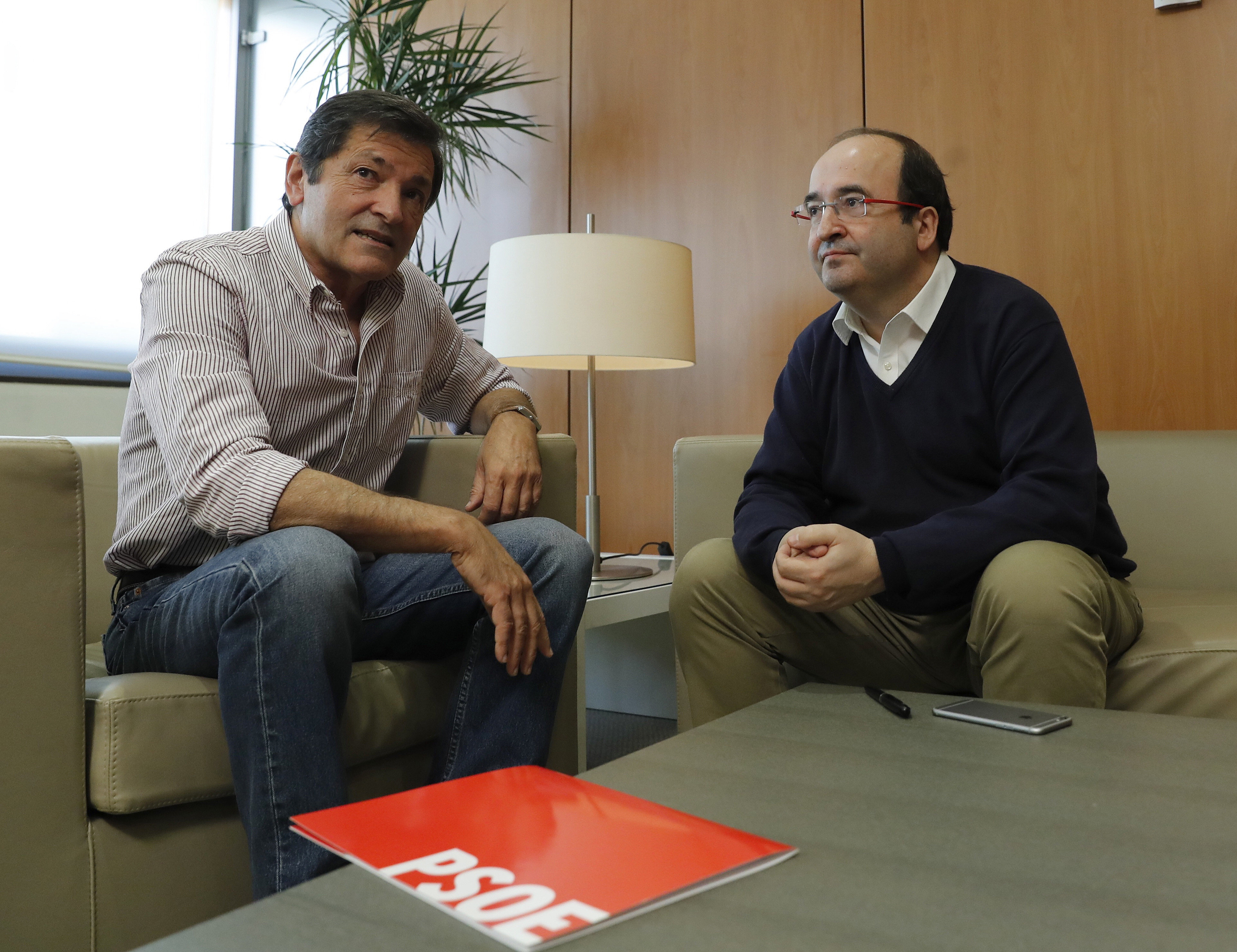 Miquel Iceta junto al presidente de la gestora socialista, Javier Fernández