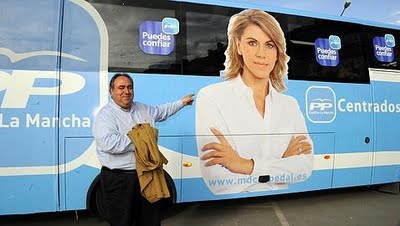 Tirado señala la fotografía de Cospedal en el autobús electoral de la campaña de 2011