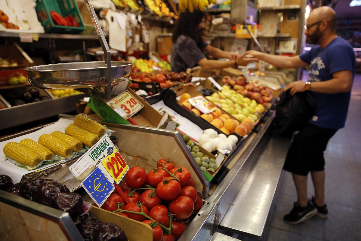 Imagen del mercado Antón Martín con varios productos y sus respectivos precios