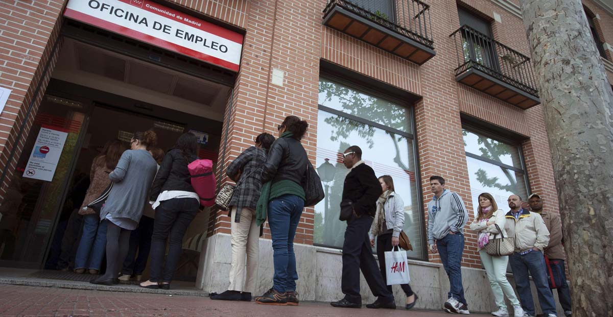 En la foto, un grupo de personas hacen cola en un a oficina del INEM en Alcalá de Henares (Madrid). 