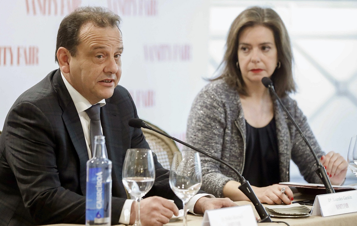 El fiscal anticorrupción de Baleares y del caso Nóos, Pedro Horrach, junto a la directora de la revista Vanity Fair, Lourdes Garzón