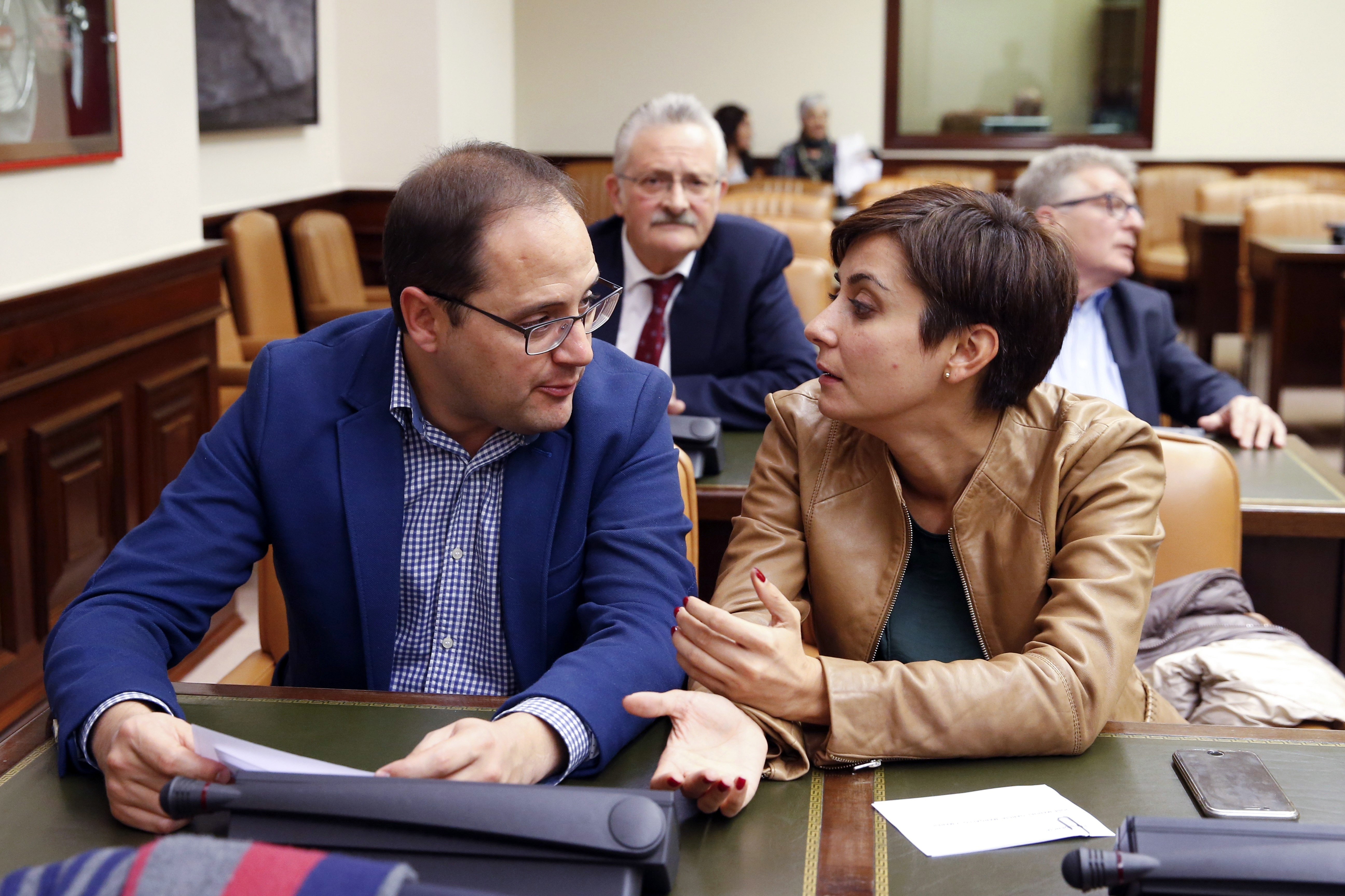 El secretario de Organización del PSOE, César Luena y la diputada socialista, Isabel Rodríguez.
