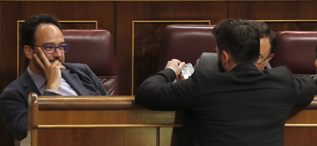 El portavoz adjunto de ERC, Gabriel Rufián, junto al portavoz del PSOE, Antonio Hernando, en el pleno celebrado en la Cámara baja. 