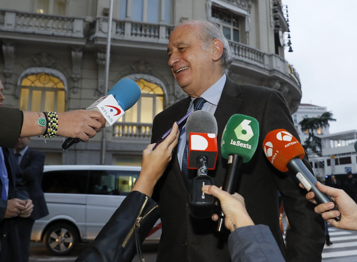 El ex ministro del Interior, Jorge Fernández Díaz hace declaraciones a los medios de comunicación