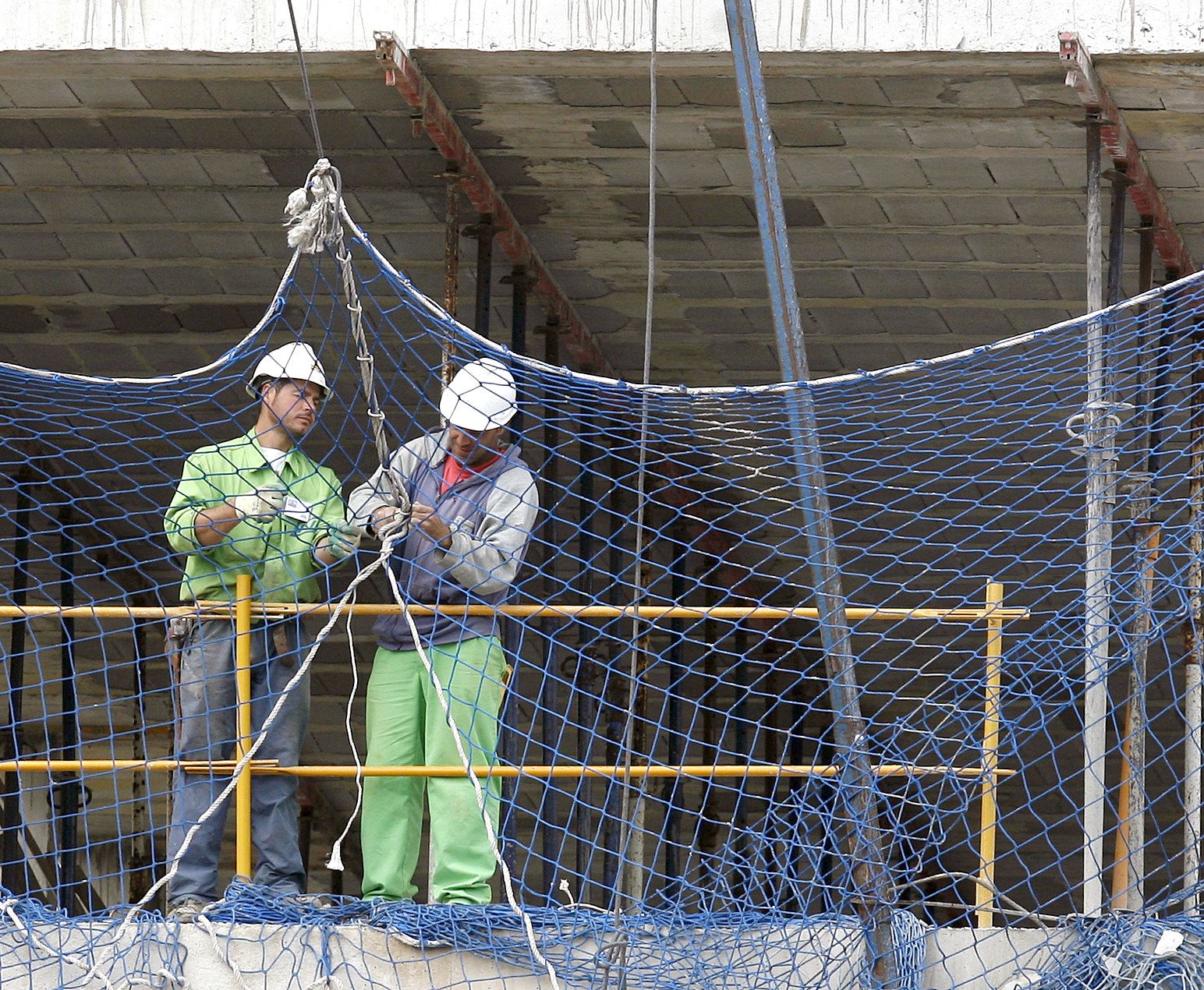 En la imagen, varios trabajadores de la construcción.