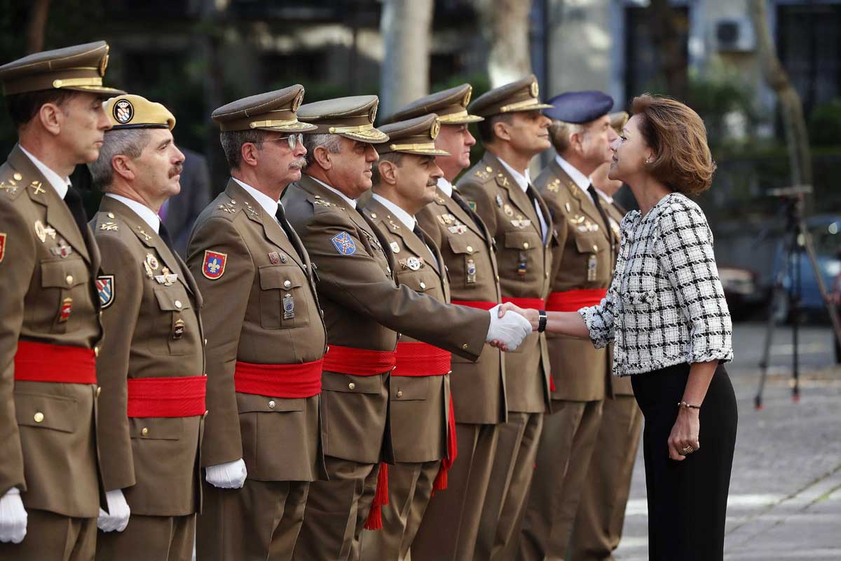 La ministra de Defensa, María Dolores de Cospedal, saluda a los mandos militares antes de presidir el Consejo Superior del Ejército en el Palacio de Buenavista, sede del Cuartel General del Ejército.