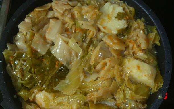 Patatas con berzas rehogadas y bacalao con mejillones
