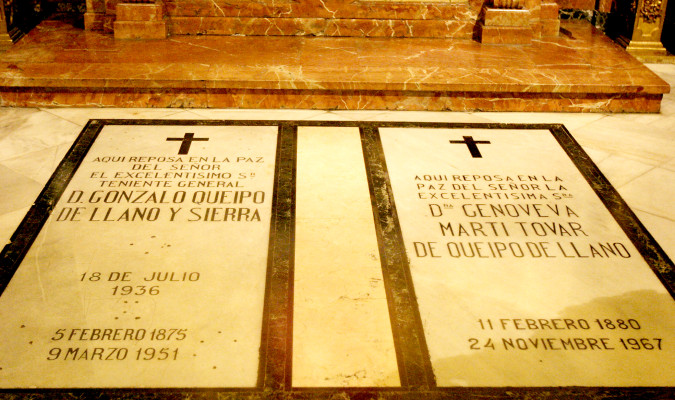 Las tumbas del general golpista Queipo de Llano y su esposa, en la basílica de la Macarena.