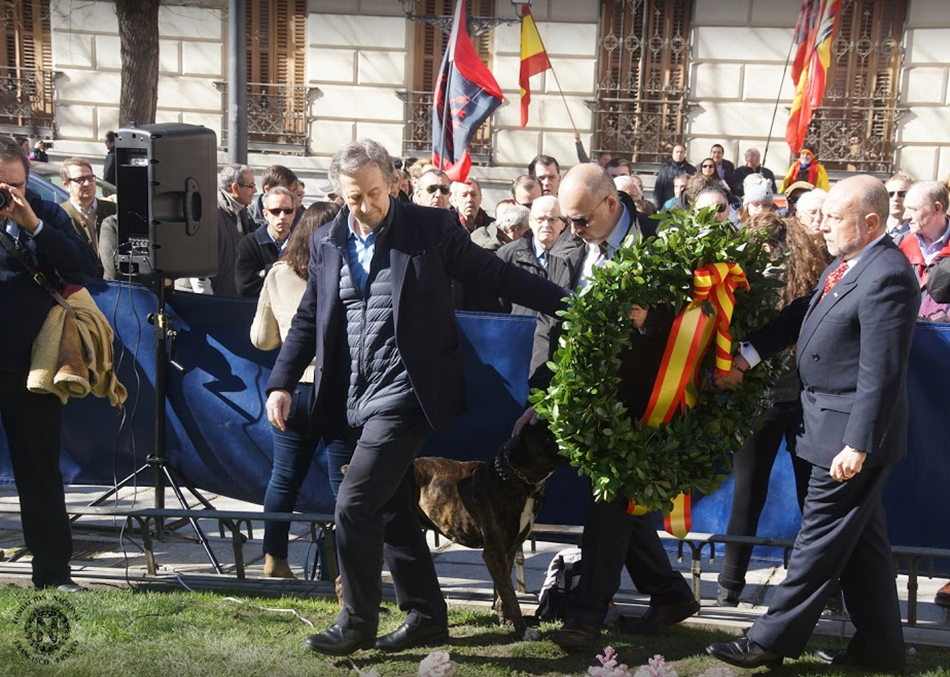 Jaime Alonso García (a la izquierda) con la corona en el homenaje a los Alféreces Provisionales. 