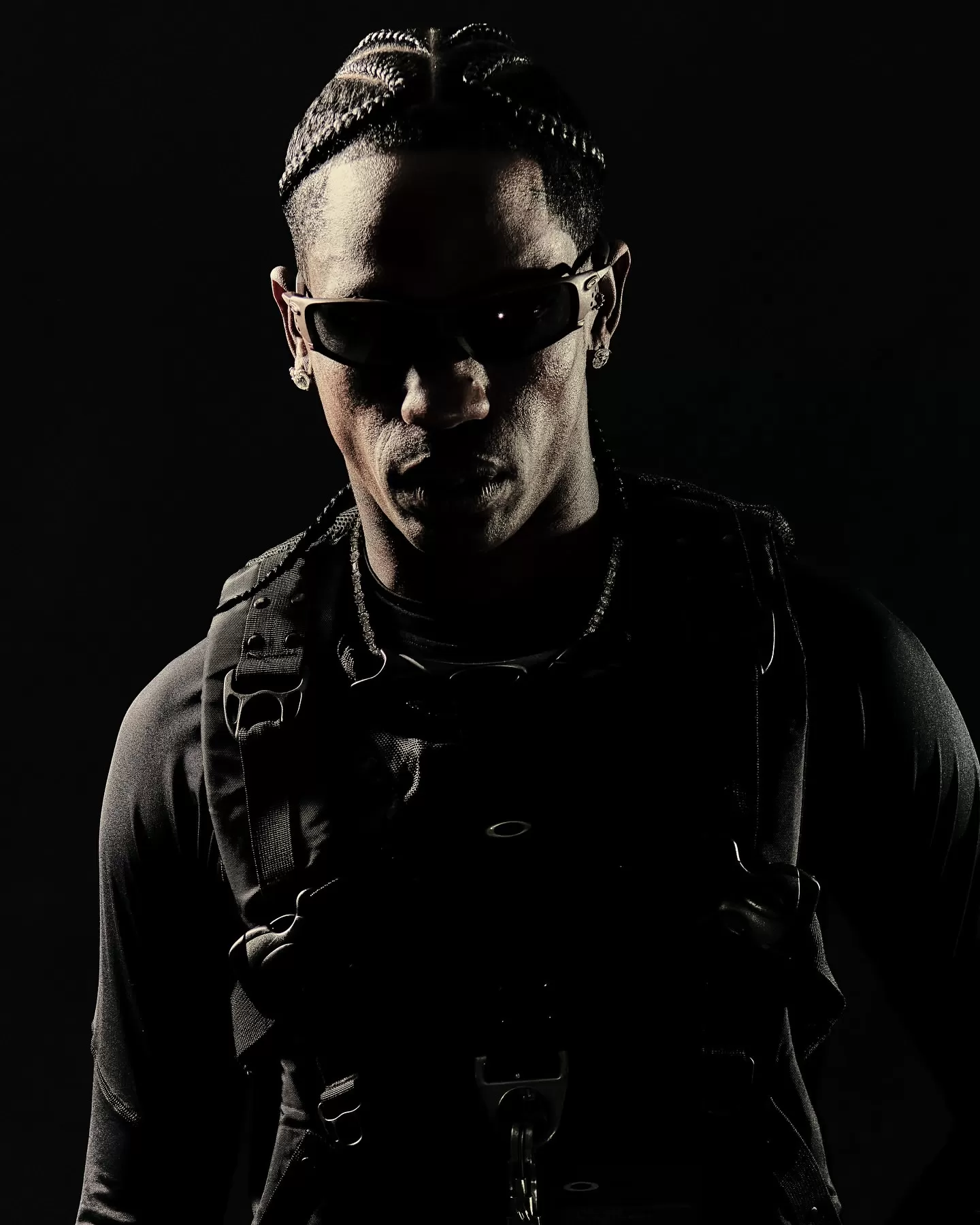 Travis Scott-Oakley-2-23625.webp