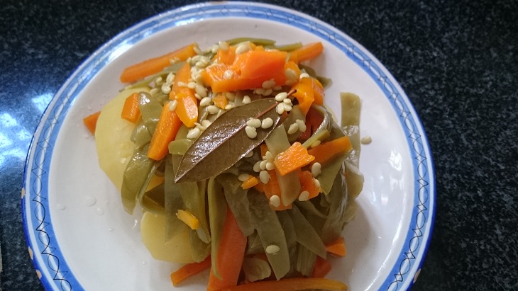 Judías verdes con carcasa de pollo y hamburguesas de pavo con patatas y pimientos.