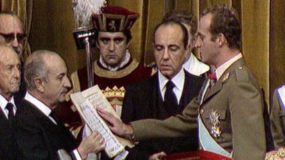 Juan Carlos I jurando su cargo. 