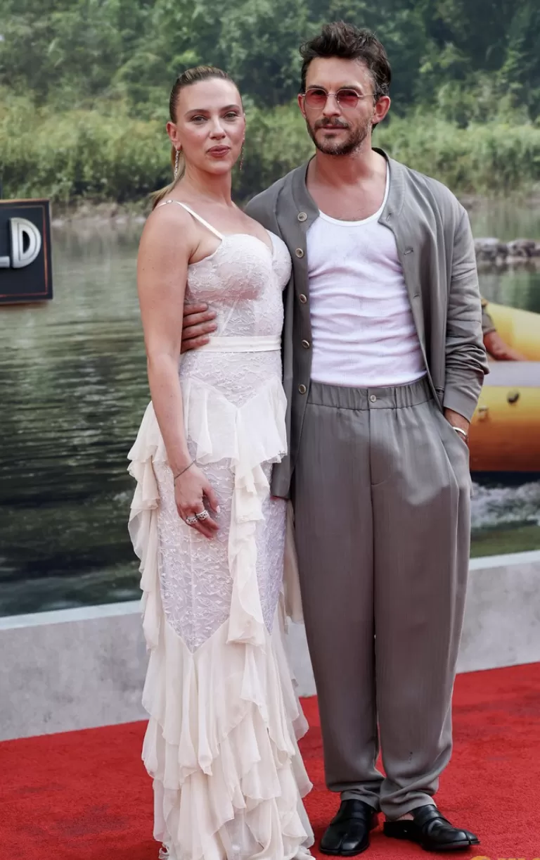 Scarlett Johansson y Jonathan Bailey-1-24625.webp
