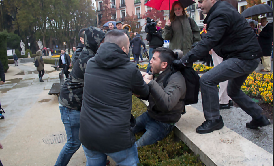 Momento de la agresión al conocido activista sin techo Lagarder.